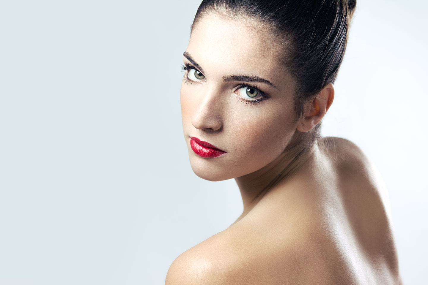 Donna con occhi verdi e rossetto